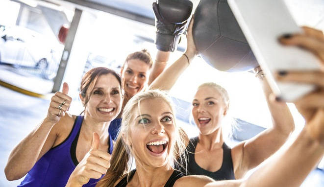 Grupo fitness se hace un selfie practicando deporte. 