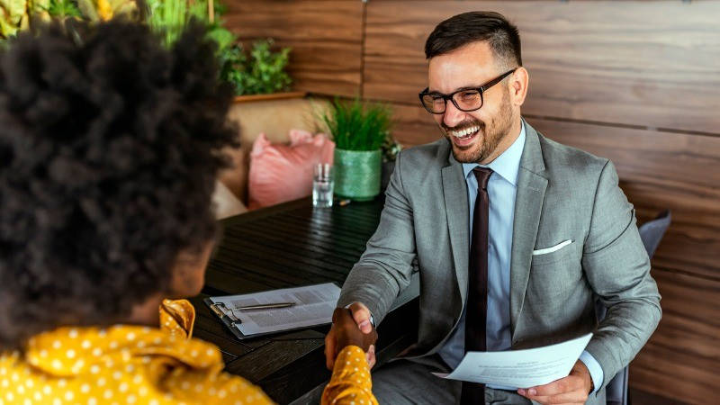 Employer branding, captar talento; un hombre y una mujer dándose la mano contratado