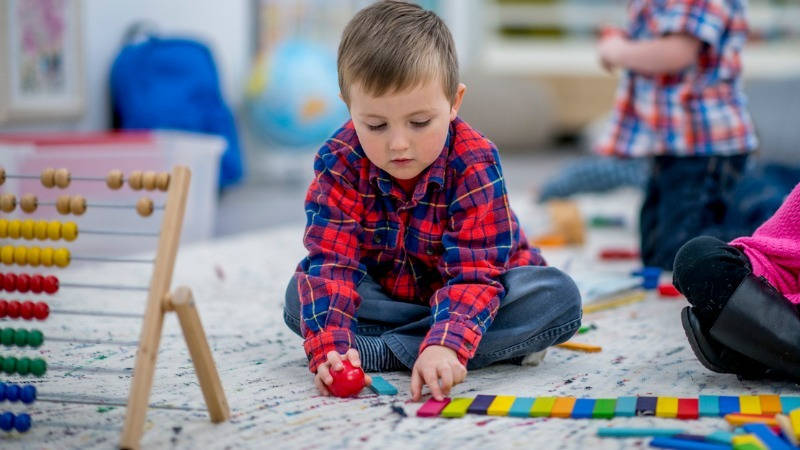 Educación infantil, matemáticas, seriación. Niño jugando clasificando bloques.