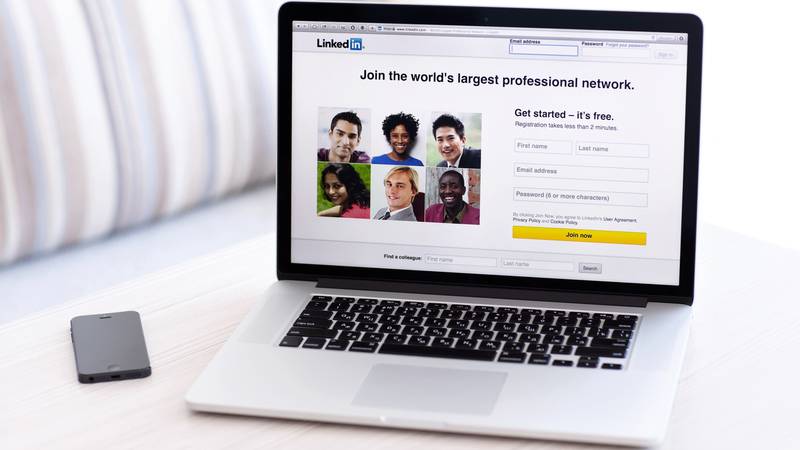 Employer branding, captar talento, estrategia digital; un portátil con LinkedIn abierto