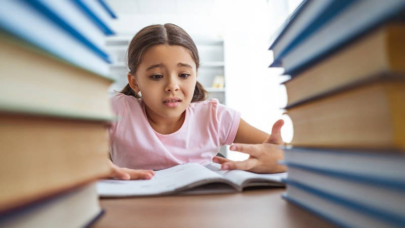 niña resolviendo un problema de matemáticas