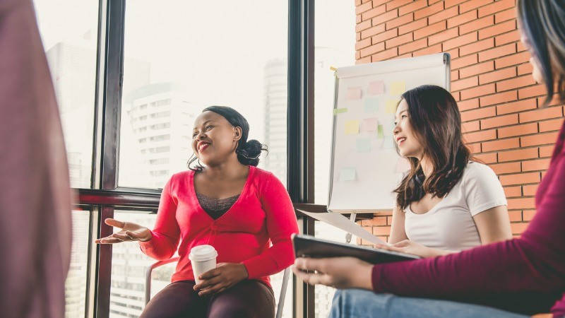 Educación inclusiva, ocio inclusivo; un grupo diverso de mujeres charla en una reunión social