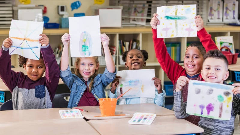 Educación, plástica infantil; 5 niños enseñan sus dibujos con orgullo