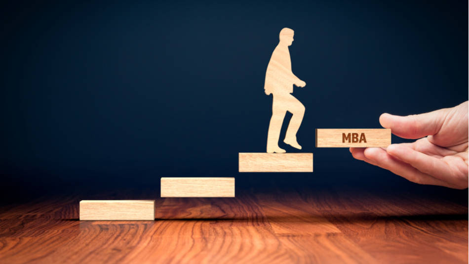 Figurita de madera subiendo escalones hacia un MBA