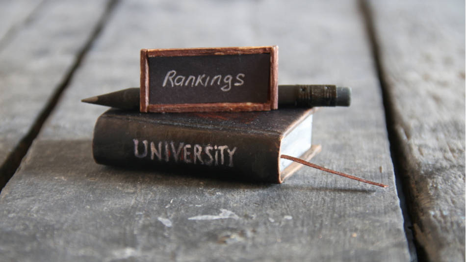 University rankings; mini libro, lapiz y pizzara