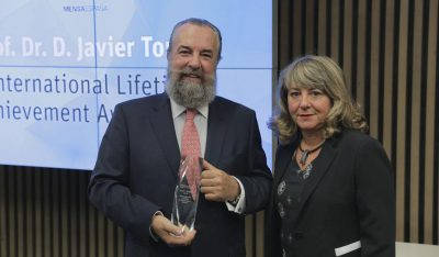 Dr. Tourón aceptando un premio