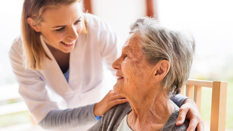 atención de las personas en situación de dependencia; una enfermera o cuidadora visita a una señora mayor en su casa