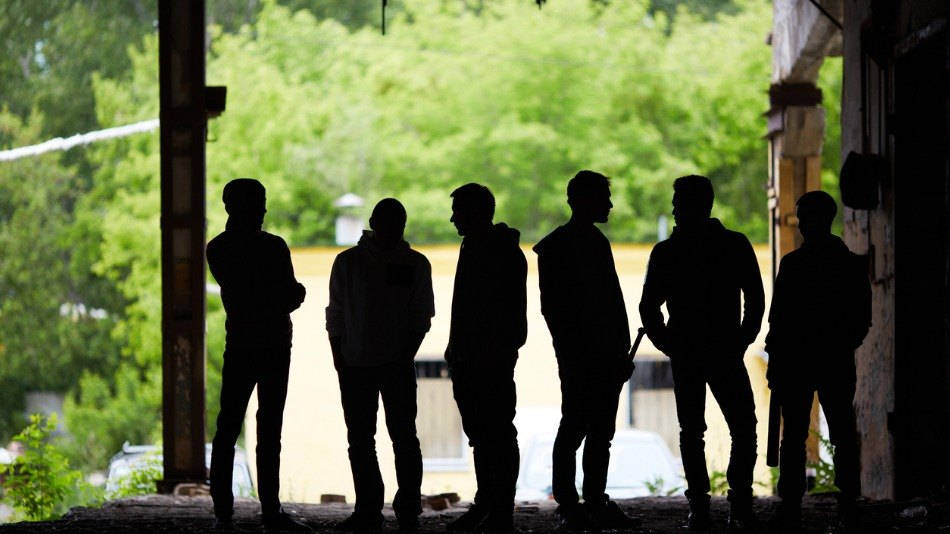 asociación diferencial criminología; siluetas de una pandilla reunido fuera