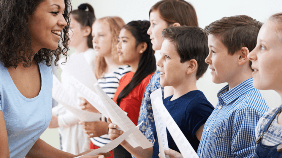 Aprendizaje musical; una profesora con un coro de niños