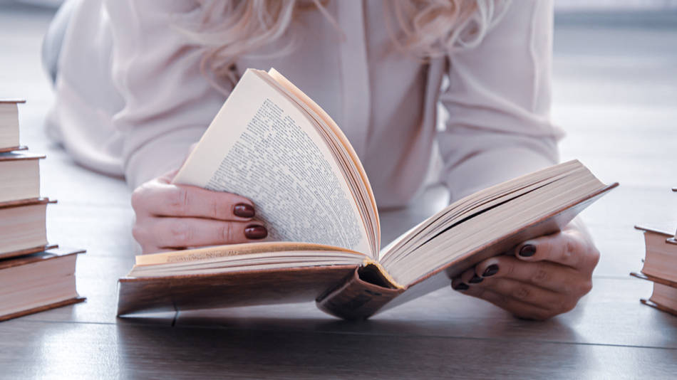 Autoficción en literatura; una mujer leyendo un libro 