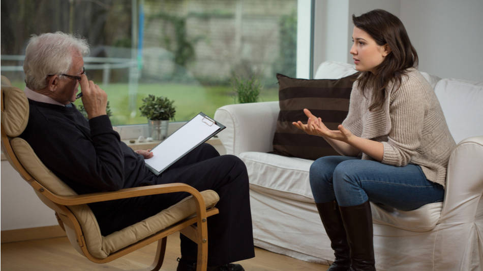 Psicoterapia; un terapeuta evalúa que terapia es la mejor para su paciente
