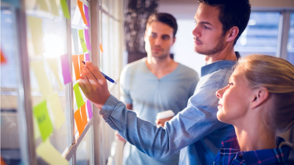 Marketing lateral, reinventar; un equipo de marketing brainstorming con post its