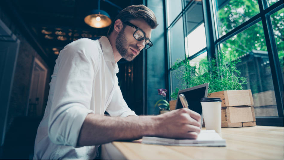 Autoficción en literatura; un autor escribe su libro en un café