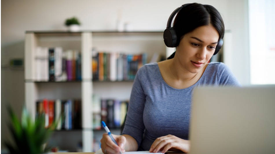 Estudiar una carrera universitaria online, una opción cada vez más elegida.