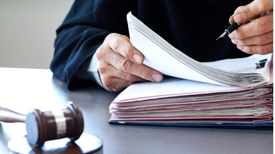 Protección de datos en causas penales; un juez firmado papeles