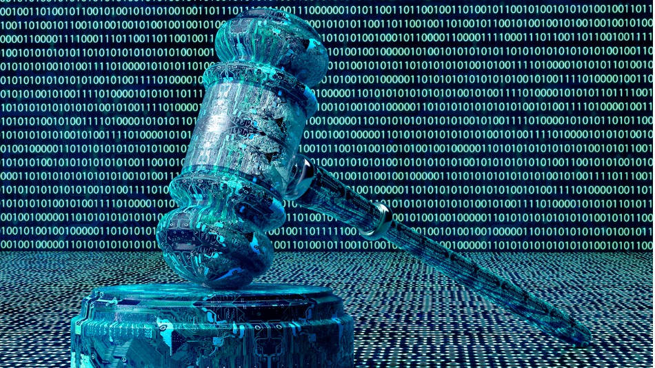 Protección de datos en causas penales; un mazo digital con números de computación de fondo