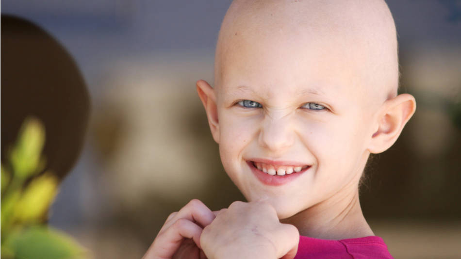 leucemia en niños, una niña pequeña sonriendo sin pelo luchando contra el cáncer