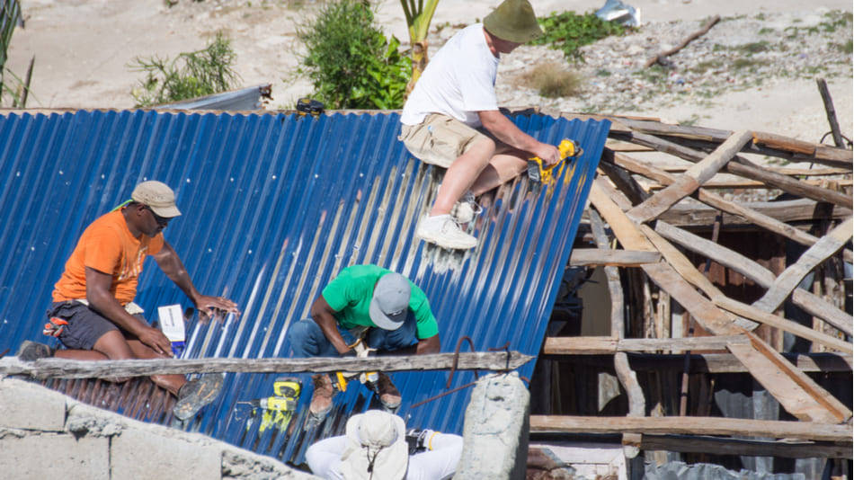 Hombres construyendo un edificio en Haiti