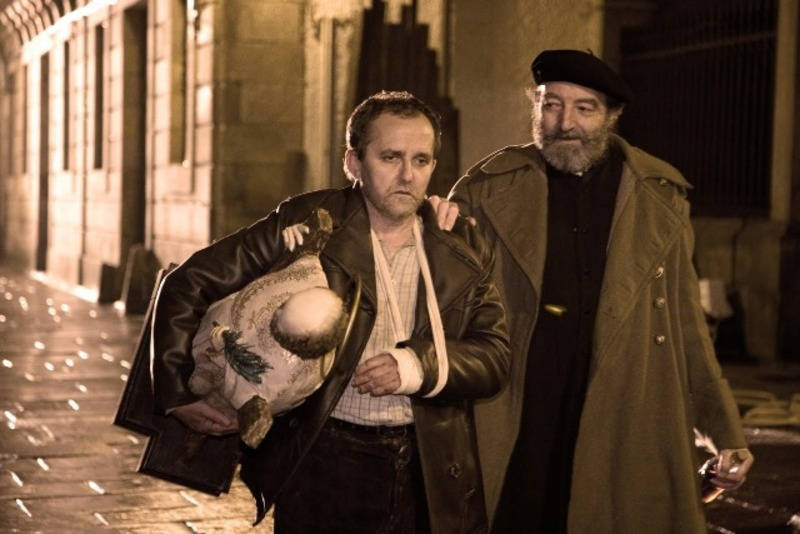 Escena de Doentes, 2 hombres paseando de noche en Santiago de Compostela