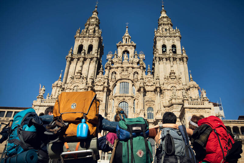 Gente delante del catedral de Santiago de Compostela