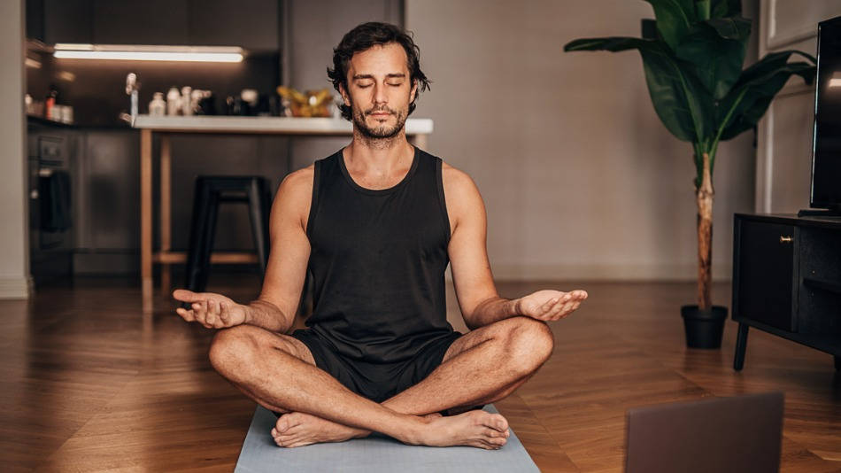 hombre meditando