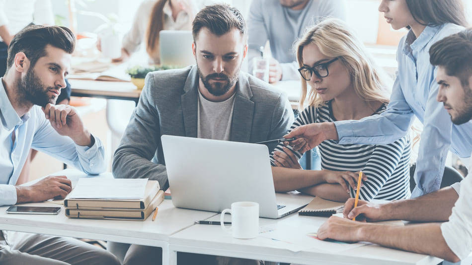 Trabajo en equipo, jóvenes en una oficina abierta