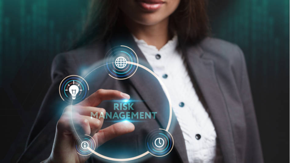 Enterprise Risk Management, una mujer empresarial con símbolos digitales