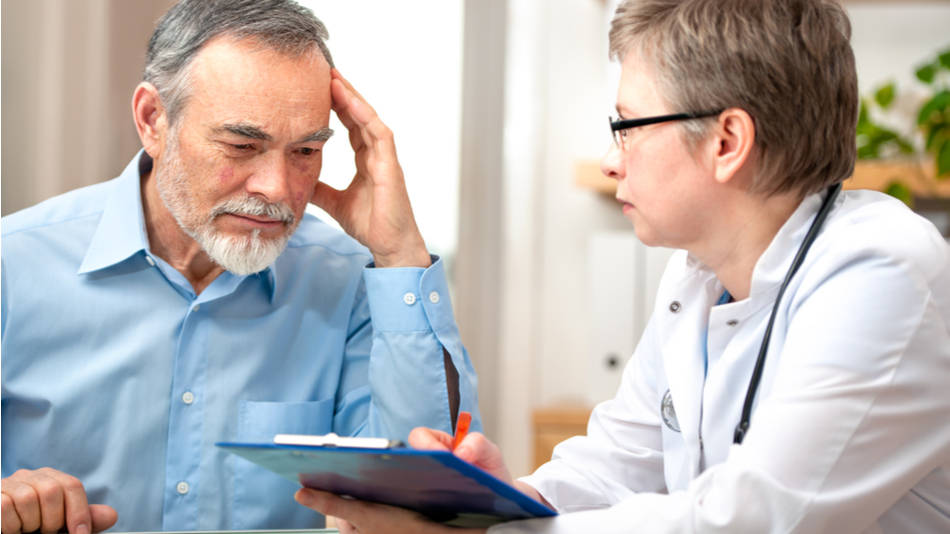 Un hombre mayor recibe un diagnóstico de su médica