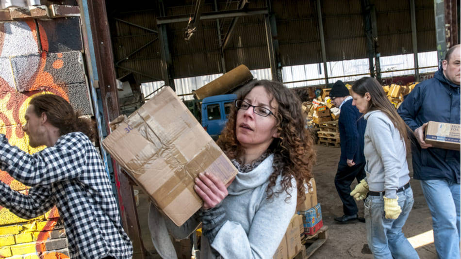 Voluntariada con una caja 