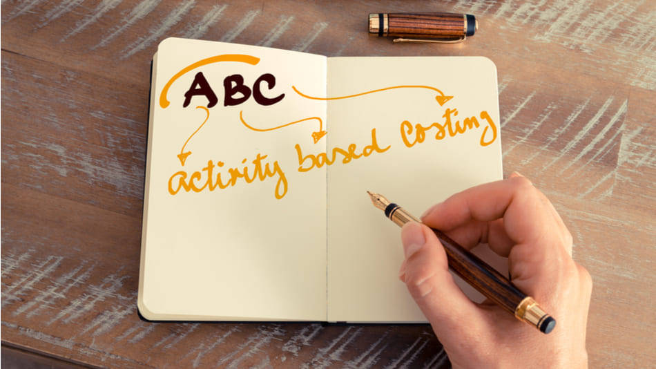 ABC activity based costing escrito en un cuaderno con bolígrafo