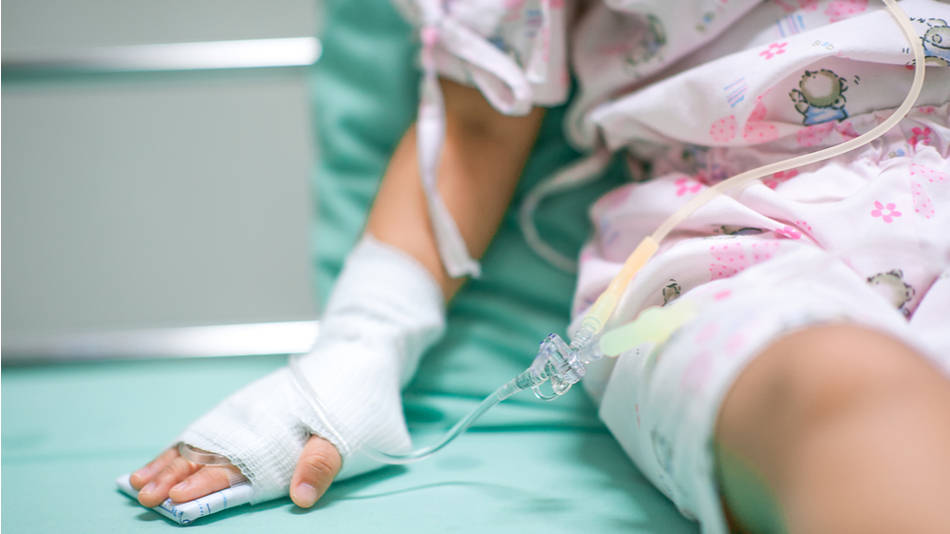 Una niña en el hospital con una línea de IV
