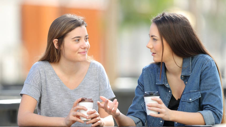 dos mujeres conversan