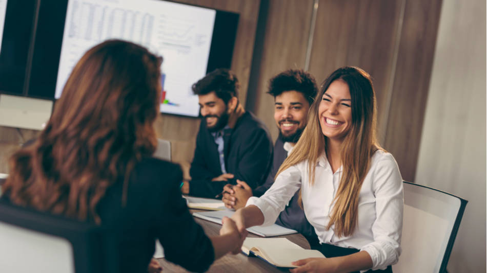 jovenes reunidos en una oficina