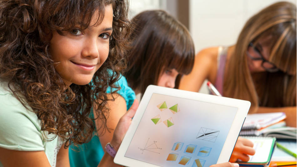 Didáctica de Matemáticas en Educación Secundaria; una joven con un tablet con diagramas matemáticas en 3D