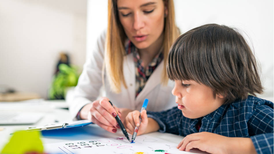 maestra estudiando con un alumno