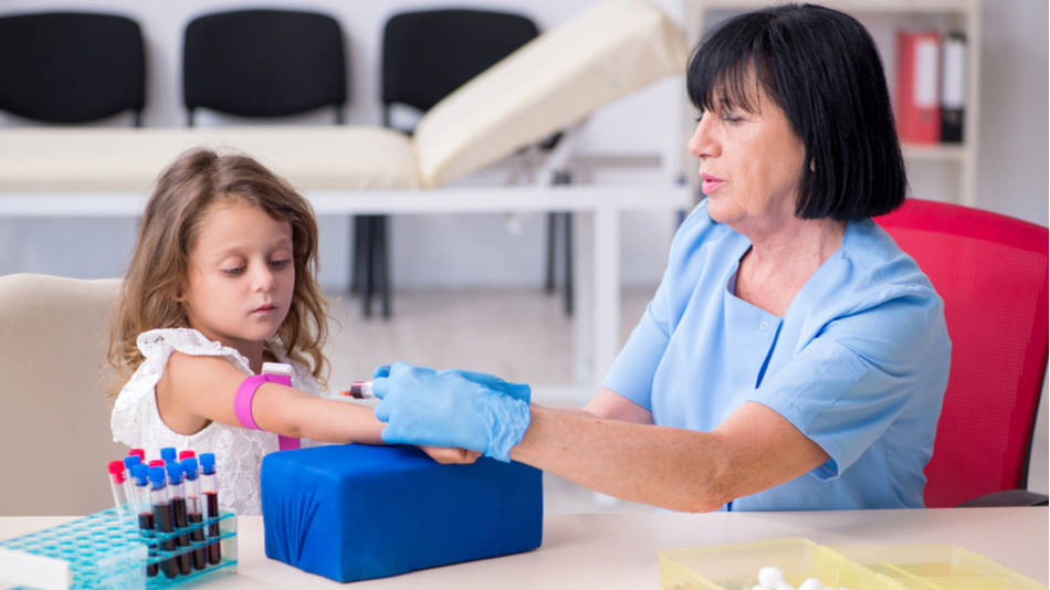 Prueba de sangre, una niña pequeña con una enfermera mayor