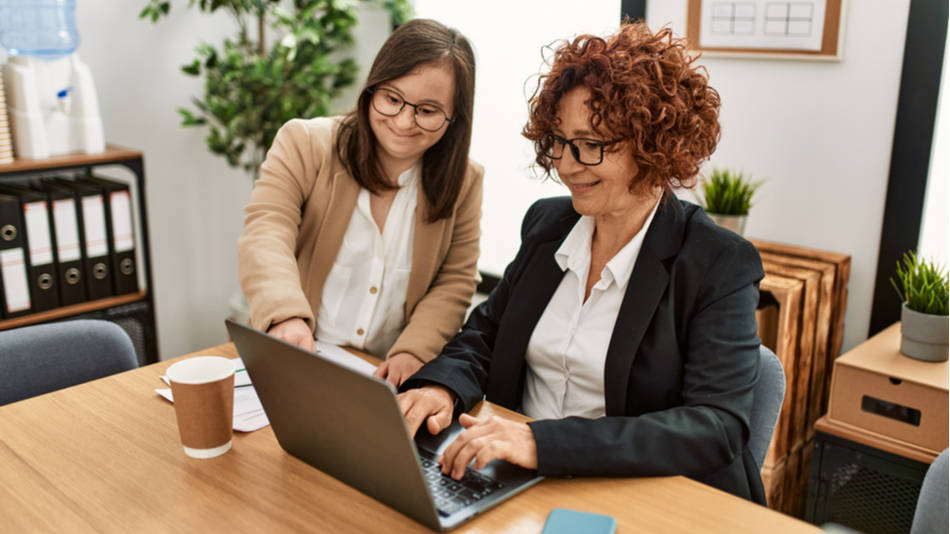 dos mujeres mirando un ordenador