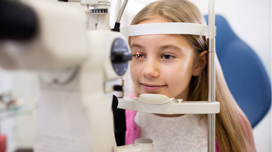 niña en prueba oftalmologica