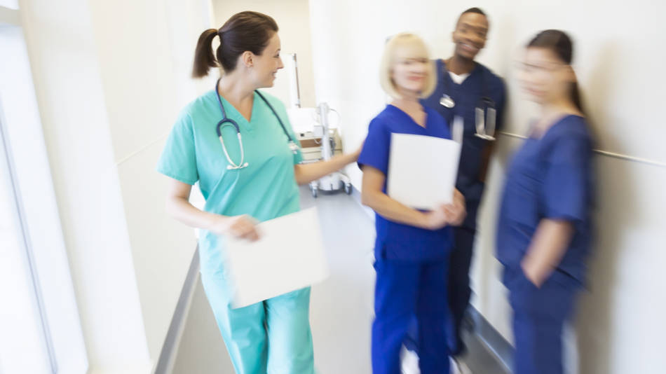 enfermera saludando a compañeros de trabajo