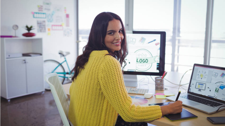 Diseñadora gráfica sonriendo en la oficina