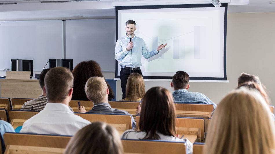 Cómo acceder a la universidad desde fp - profesor hablando a alumnos en una aula