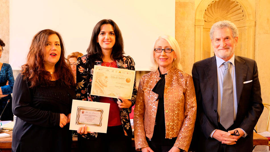 Izara Batres recibiendo el premio