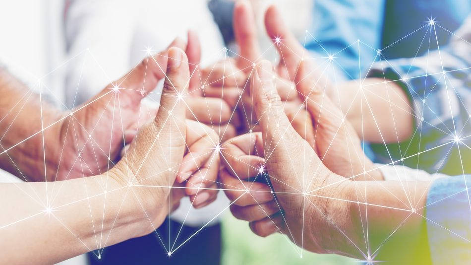 cognición social manos unidas en pulgar hacia arriba