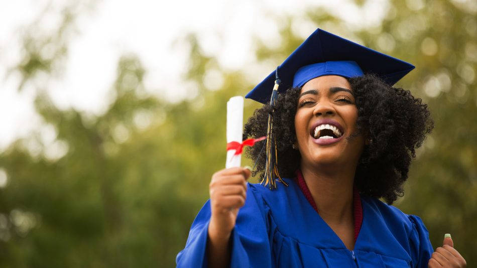 se puede hacer un máster sin carrera. Chica feliz graduada