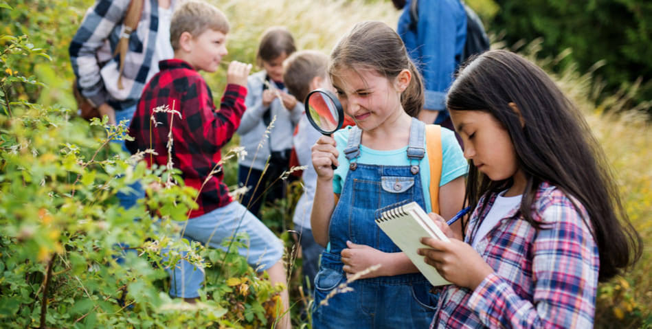 niños de primaria ciencias naturales en la naturaleza