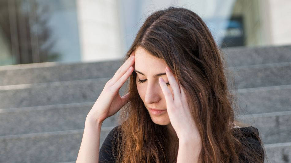 tipo de traumas psicológicos chica pensativa con las manos en la cara