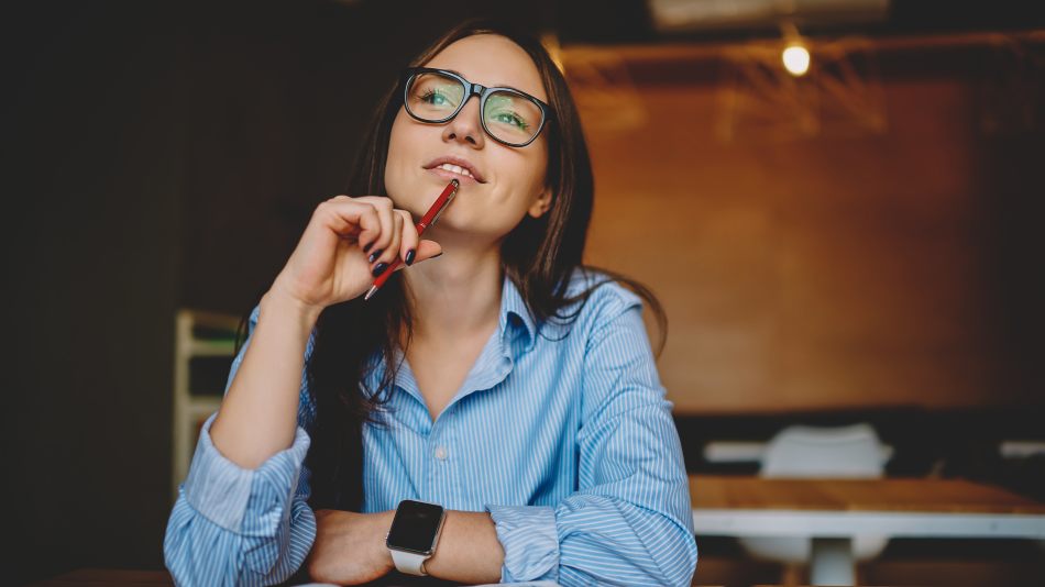 cómo estudiar un máster y trabajar a la vez chica estudiante