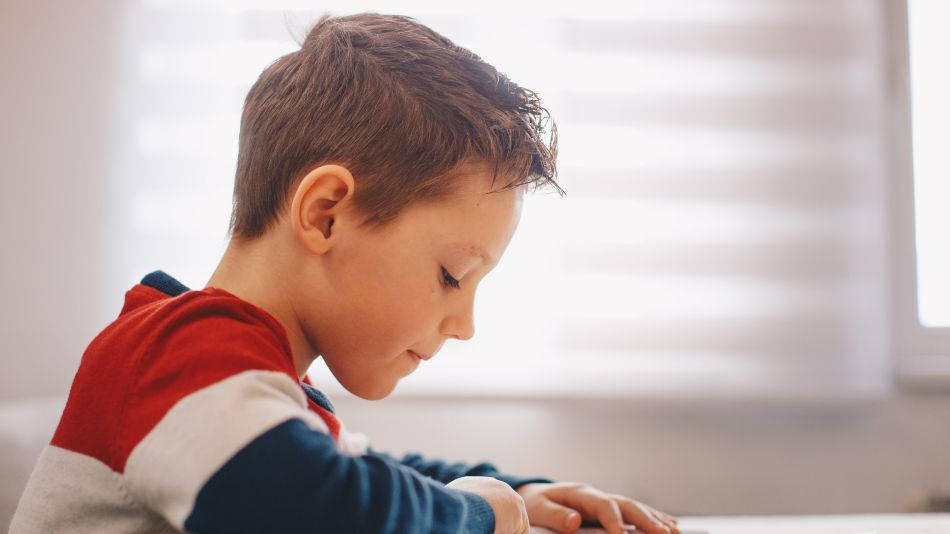 enfermedad de batten niño haciendo tarea