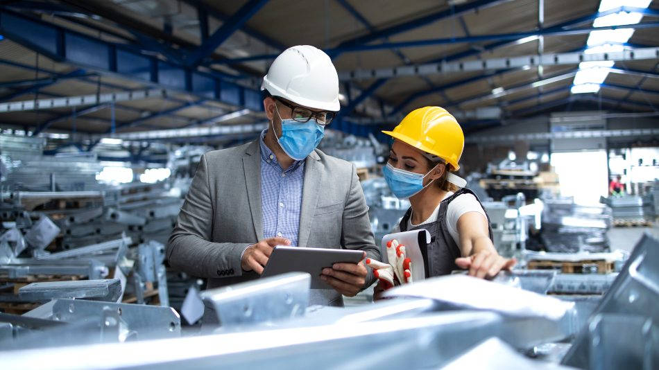 Cómo hacer un plan de prevención de riesgos laborales_ profesionales trabajando