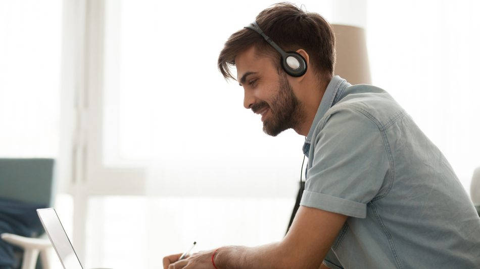 Examen Hubspot Inbound Marketing - chico joven estudiando en su ordenador